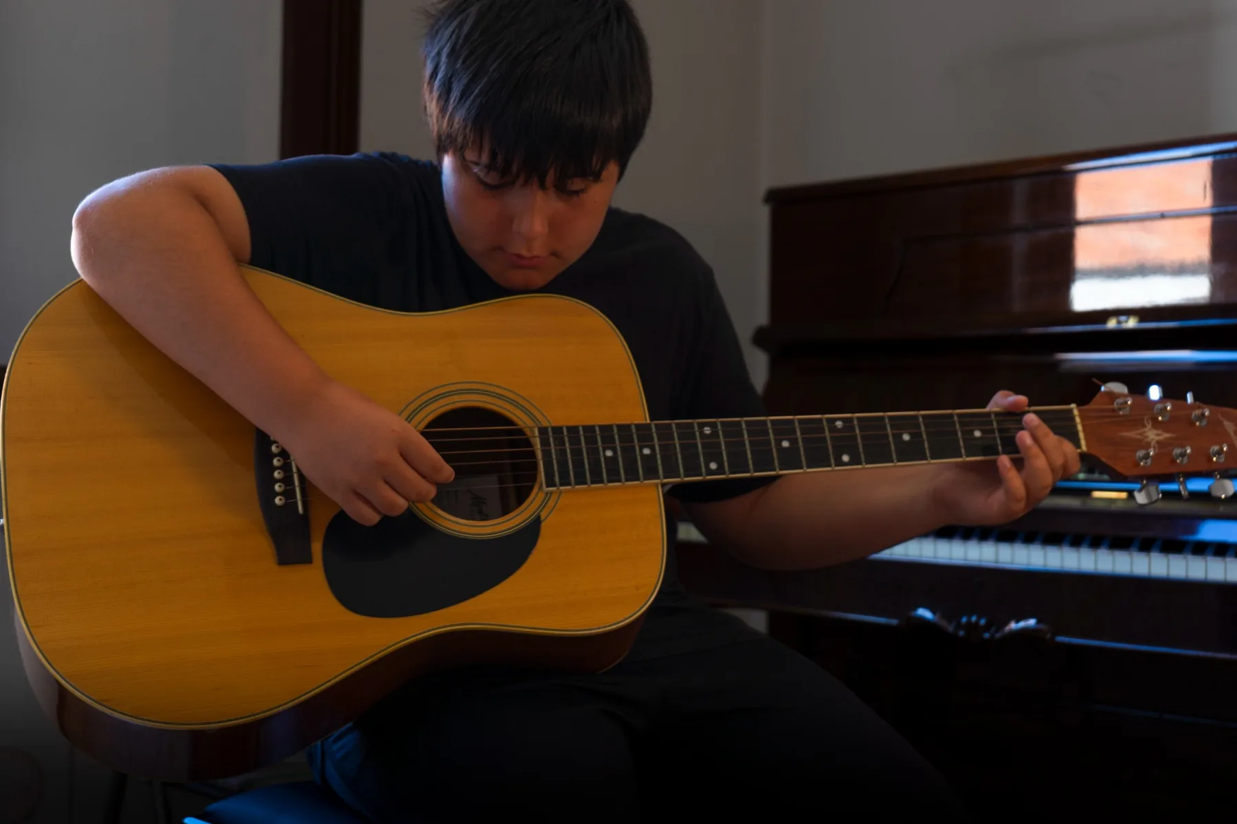 Ragazzo che suona la chitarra